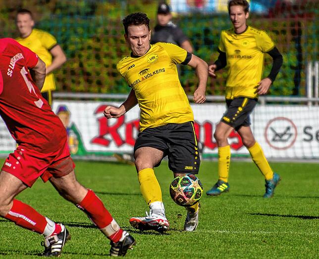 Siegtreffer: Luca Laabs (Mitte) sorgte mit seinem Tor in der 90. Minute für den 2:1-Endstand im Spiel gegen den SC Lauchringen.