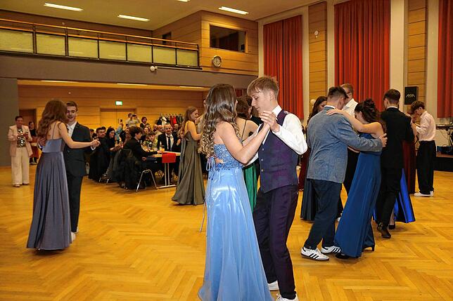 Gleich sechs Standarttänze lernten die Tanzschüler in der Tanz-AG- Getanzt wurde in unterschiedlichen Gruppen