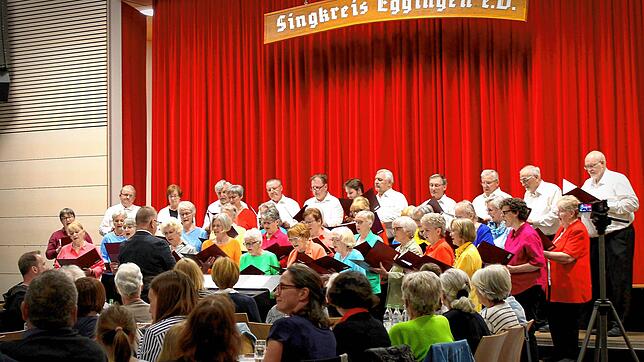 Gerne erfüllt auch der Singkreis Eggingen den Zugabewunsch, nachdem sich Josef Brogle bei allen Chören und den Gästen für ihr Kommen ...