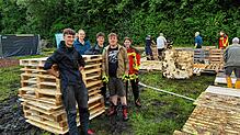 Sie trotzdem allen Widrigkeiten: Die Nachwuchskräfte von Feuerwehr und THW errichten die Zelte für das Lager trotz Dauerregen und Schlamm.