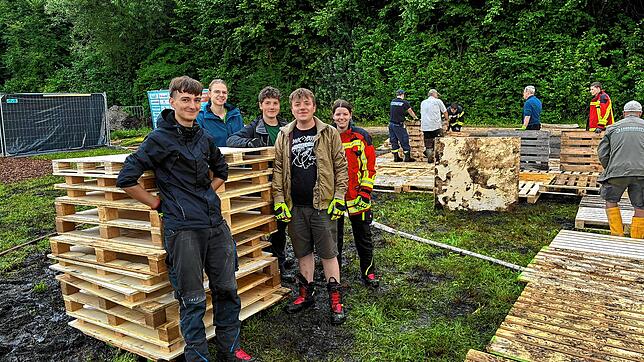Sie trotzdem allen Widrigkeiten: Die Nachwuchskräfte von Feuerwehr und THW errichten die Zelte für das Lager trotz Dauerregen und Schlamm.