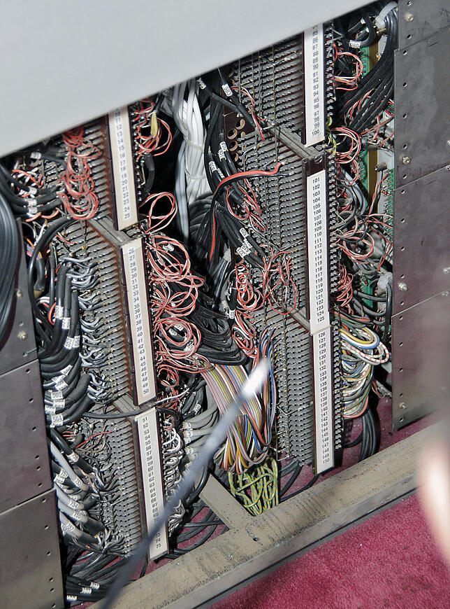 Kabelsalat: Die Anlage funktioniert in großen Teilen bis heute. Kleinere Fehler sind aufgrund der vielen Kabel, Bauteile und den ...