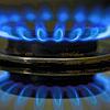 Eine Gasflamme auf einem Herd, aufgenommen in einer Küche. Die Gaspreise steigen, jetzt sind vor allem Neukunden in der Grundversorgung ...