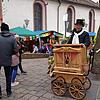 Wie beim Ostermarkt unterhielt Jürgen Laufer auch bei dem Osterzauber Aktionstag die Besucher mit seiner Drehorgel. Im Hintergrund ist ...
