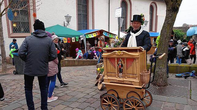 Wie beim Ostermarkt unterhielt Jürgen Laufer auch bei dem Osterzauber Aktionstag die Besucher mit seiner Drehorgel. Im Hintergrund ist ...