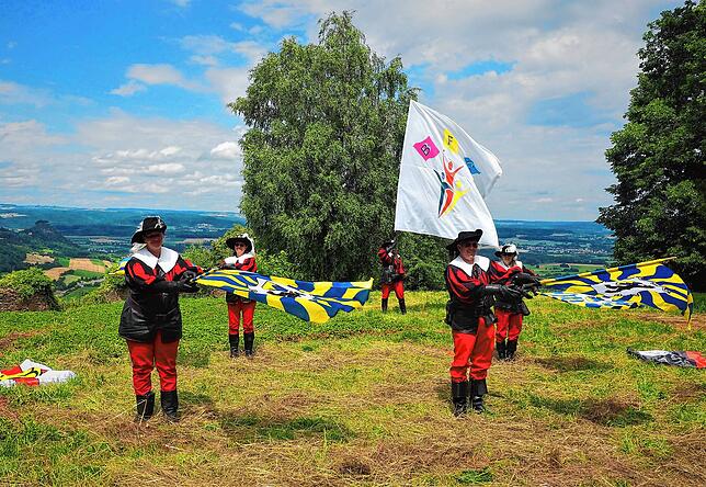 Bild 14: Viele tausend Besucher feiern auf der Burg Hohentwiel
