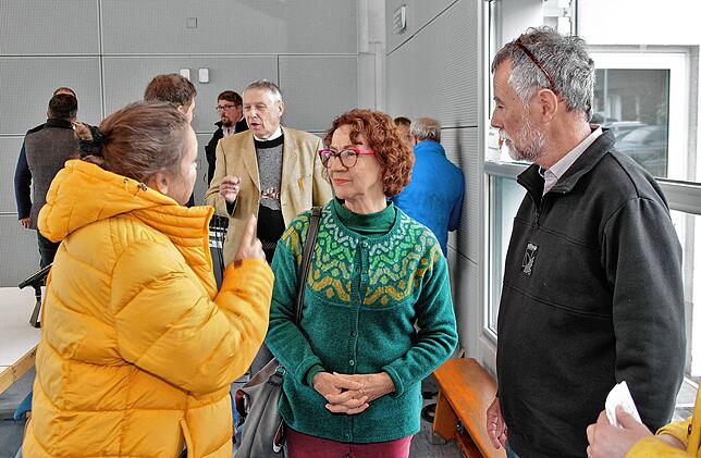 Dorothea Wehinger von den Grünen unterhält sich nach dem offiziellen Teil mit den Petenten Hannah Miriam Jaag (links) und Peter Albert ...