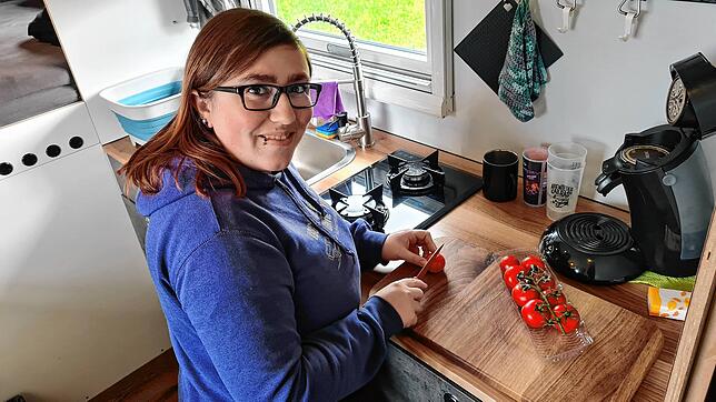 In der vollausgestatteten Küche zaubert Juliana Hampe einen Tomatensalat.