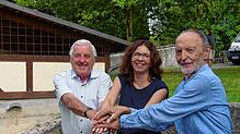Stets im Miteinander (von links): Der Initiator des Mesnerhauses und ehemaliger Vorsitzender Alois Gohm, die amtierende Vorsitzende ...