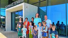 Nach der ersten Schwimmstunde: (von links) Brigitte Reichmann, Leiterin des Fachbereichs Bildung, Jugend, Sport, Bürgermeisterin Monika ...