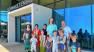 Nach der ersten Schwimmstunde: (von links) Brigitte Reichmann, Leiterin des Fachbereichs Bildung, Jugend, Sport, Bürgermeisterin Monika ...