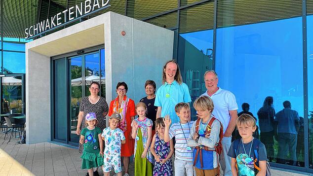 Nach der ersten Schwimmstunde: (von links) Brigitte Reichmann, Leiterin des Fachbereichs Bildung, Jugend, Sport, Bürgermeisterin Monika ...
