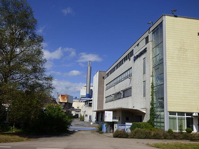 Blick von der Bundesstraße auf den Haupteingang und den Verwaltungstrakt der einstigen Papierfabrik.