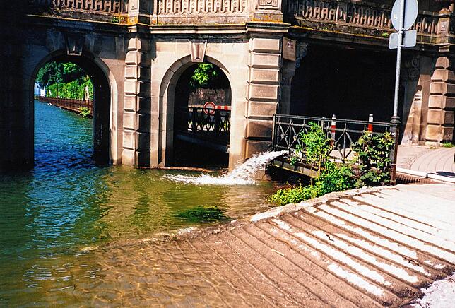 Der Schlosssteg wurde gesperrt, weil er teilweise unter Wasser lag.