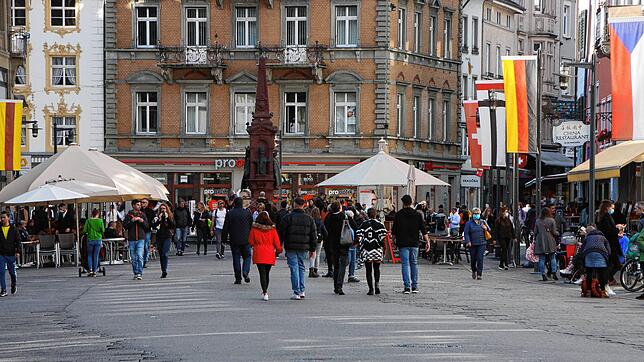 Belebt, aber keineswegs überfüllt: Konstanz verbringt einen ungewöhnlich ruhigen Samstag, wie der Blick auf die Marktstätte zeigt.