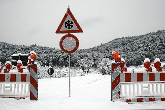 Die Kreisstraße zwischen Bodman und Liggeringen am Dettelbach entlang ist gesperrt. Dort sind Bäume umgestürzt.