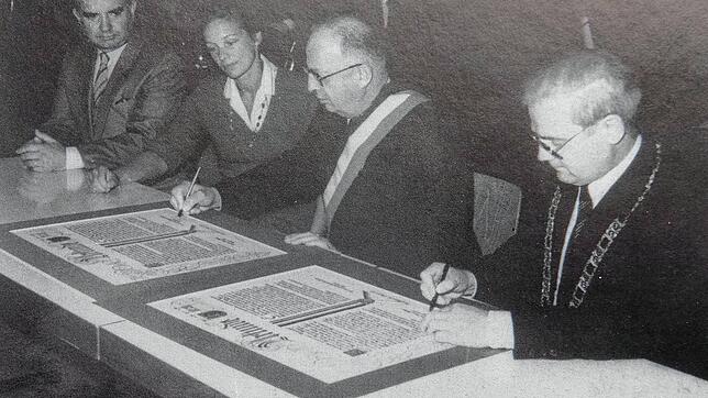 Der Beginn: Die beiden Bürgermeister (von rechts) Norbert Bernauer aus Murg und Jean Manceau aus Mehun besiegelten am 1. Oktober 1983 in ...
