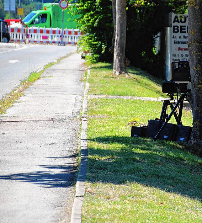 Am Straßenrand bei den Bäumen auf Höhe des Drogeriemarkts Müller war der Blitzer aufgestellt.