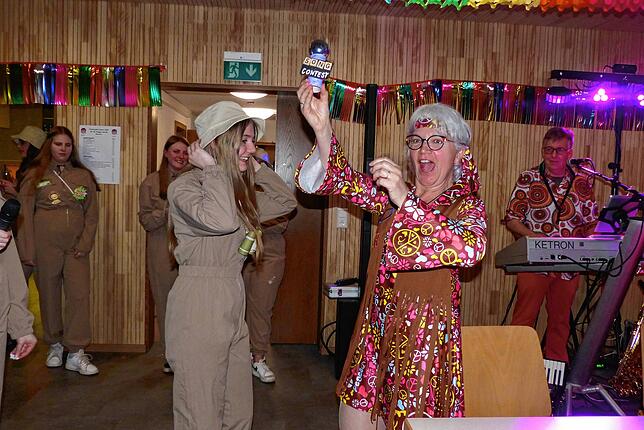 Das Hippie-Mädchen Adelheid hat den ersten „Hürrlinger Song Contest“ gewonnen.