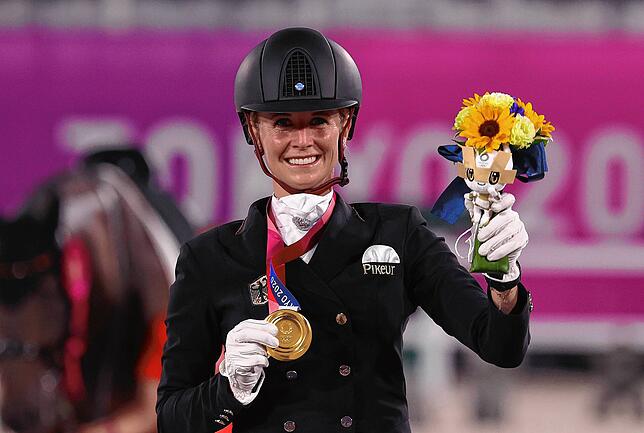 Weiß, wie man bei Olympia Gold gewinnt: Dressurreiterin Jessica von Bredow-Werndl hat in Tokio einen Doppelsieg gefeiert. In Paris will ...