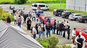 Bei der ersten Sportwagen-Charity der Caritas Singen-Hegau nehmen Sportwagenhalter Menschen mit Behinderung auf Ausfahrten durch den ...