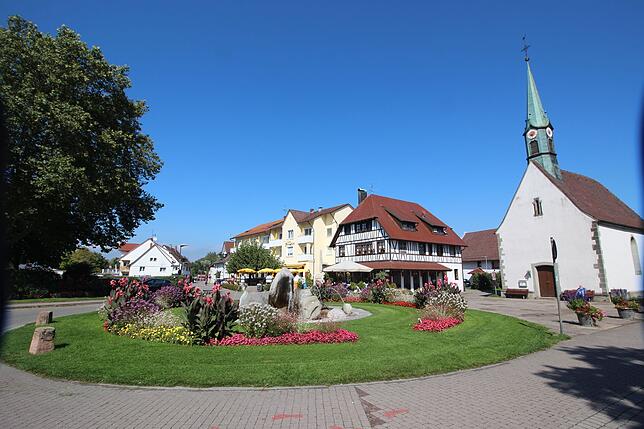 Die historische St.-Quirinius-Kapelle soll künftig stärker in die Gesamtgestaltung mit einbezogen werden. Der Platz vor ihr wird mit ...