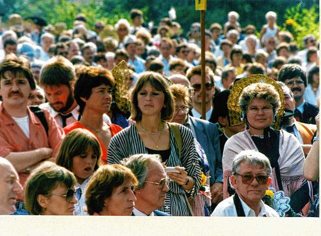 Die Baden-Württembergischen Heimattage 1988 in Engen zogen Besucher aus dem ganzen Land an. In der Mitte auch die Autorin des Textes.