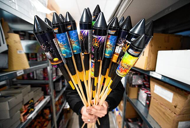 Ein Mitarbeiter eines Feuerwerk-Herstellers hält in einem Lagerraum Silvesterraketen. Nach einem Beschluss von Bund und Ländern vom ...
