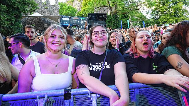 Bild 10: Die besten Bilder vom Bausa-Konzert beim Hohentwiel-Festival Teil 4