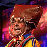 Bubi Kreuz heizt dem Publikum direkt zu Beginn der Fernsehfasnacht ein.