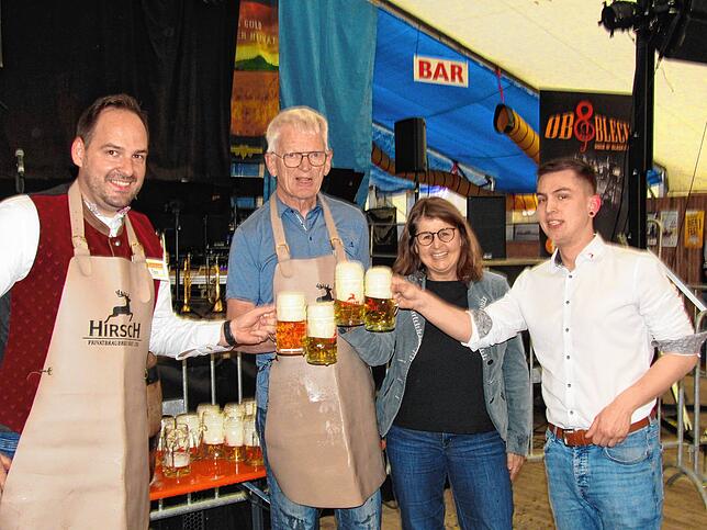 Faßanstich mit Thomas Hänsler (Vorsitzender, v.l.) Manfred Fischer (Ortsvorsteher) sowie Gabriele Lemke und Patrik Adler (Brauerei).