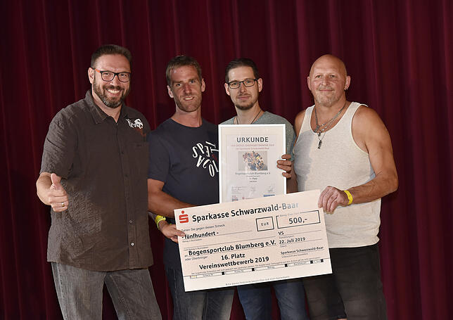 Der Bogensportclub Blumberg erhält 500 Euro für ein Integrationsprojekt, für das Leihausrüstung benötigt wird.