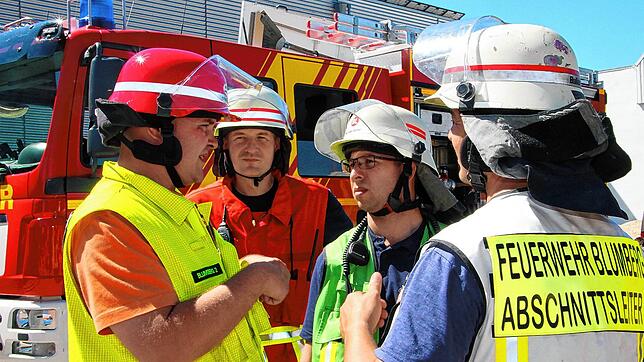 Lagebesprechung beim zweiten Chemieunfall im Südwerk vor drei Jahren: Gesamtkommandant und Einsatzleiter Stefan Band (von links), ...
