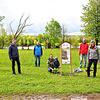 Entlang der Obstbaum-Allee am Murger Weg ist jetzt auf Initiative von Schwarzwaldverein und BUND ein Insektenhotel mit einer ...