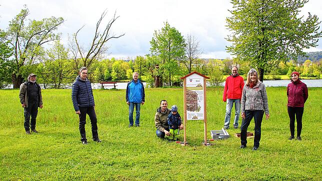 Entlang der Obstbaum-Allee am Murger Weg ist jetzt auf Initiative von Schwarzwaldverein und BUND ein Insektenhotel mit einer ...