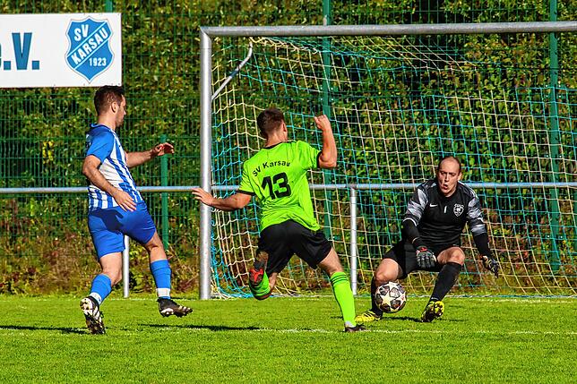 Bild 21: SV Karsau verteidigt die Tabellenspitze durch einen 4:2-Erfolg gegen Verfolger Spvgg. Wehr