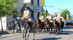 Ein prächtiges Bild geben die Hohenzollern-Kürassiere aus Sigmaringen hoch zu Ross ab. Insgesamt ziehen beim Eulogiusritt am Sonntag 62 ...