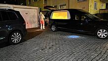 Am Dienstagabend stand ein Bestattungsauto vor dem dem Haus in der Sulgauer Straße.