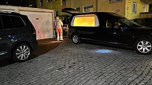 Am Dienstagabend stand ein Bestattungsauto vor dem dem Haus in der Sulgauer Straße.