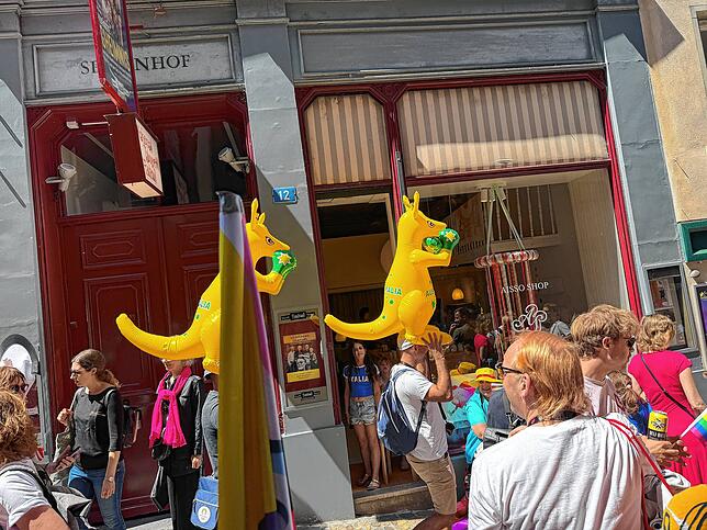 Zwei australische Fans mit aufblasbaren Kängurus bekamen Sonderapplaus.