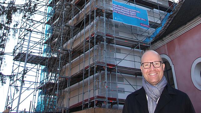 Bürgermeister Oliver Gortat vor dem Turm der katholischen Pfarrkirche St.&nbsp;Martin und St.&nbsp;Georg. Die Renovierung kostet ...