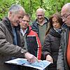 Hier sollen Aufenthaltsflächen und Wege entstehn. Landschaftsarchitekt Roland Senger (links) erklärt die Planungen zum ...