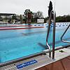 Regen prasselt wie auf diesem Foto vom Mai 2021 auf das Wasser im Schwimmerbecken des Freibads Tiengen. Wer trotz des aktuellen Wetters ...
