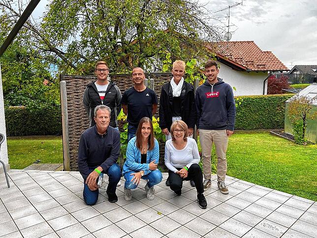 Bettina Sardu und ihr Lebensretter Enrico Cobabus mit ihren Familien.