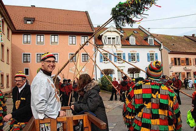 Den besten Blick auf den Narrenbaum und die 16 Zäche hatte Bürgermeister Joachim Burger am Schmutzigen Donnerstag in Stühlingen. Über ...