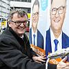Andreas Brand 2017 beim Plakatieren seiner eigenen Wahlkampf-Plakate. Ein drittes Mal tritt der OB von Friedrichshafen nicht zur Wahl ...