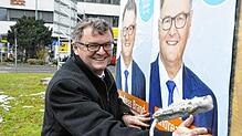 Andreas Brand 2017 beim Plakatieren seiner eigenen Wahlkampf-Plakate. Ein drittes Mal tritt der OB von Friedrichshafen nicht zur Wahl ...