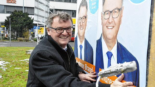 Andreas Brand 2017 beim Plakatieren seiner eigenen Wahlkampf-Plakate. Ein drittes Mal tritt der OB von Friedrichshafen nicht zur Wahl ...