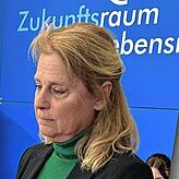 Cornelia Kunkis (Grüne) dankt dem Sozialdezernenten und der Leiterin des Jugendamtes.