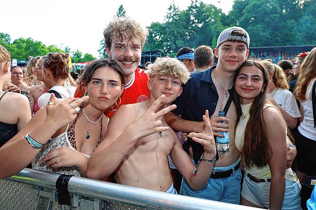 Bild 40: Hier spielt die Musik! Fans tanzen vor den Bühnen beim Campus-Festival 2025